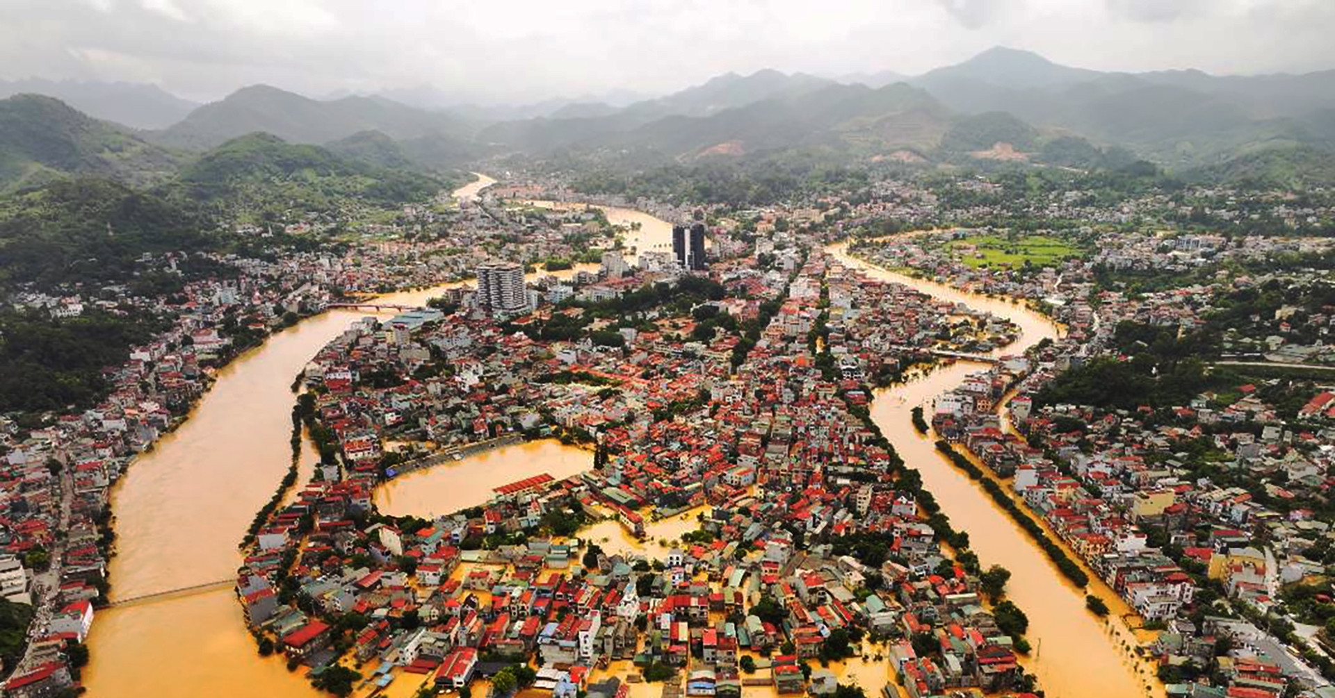 Mệnh lệnh khẩn của chủ tịch tỉnh trước khi bão số 11 Matmo đổ bộ