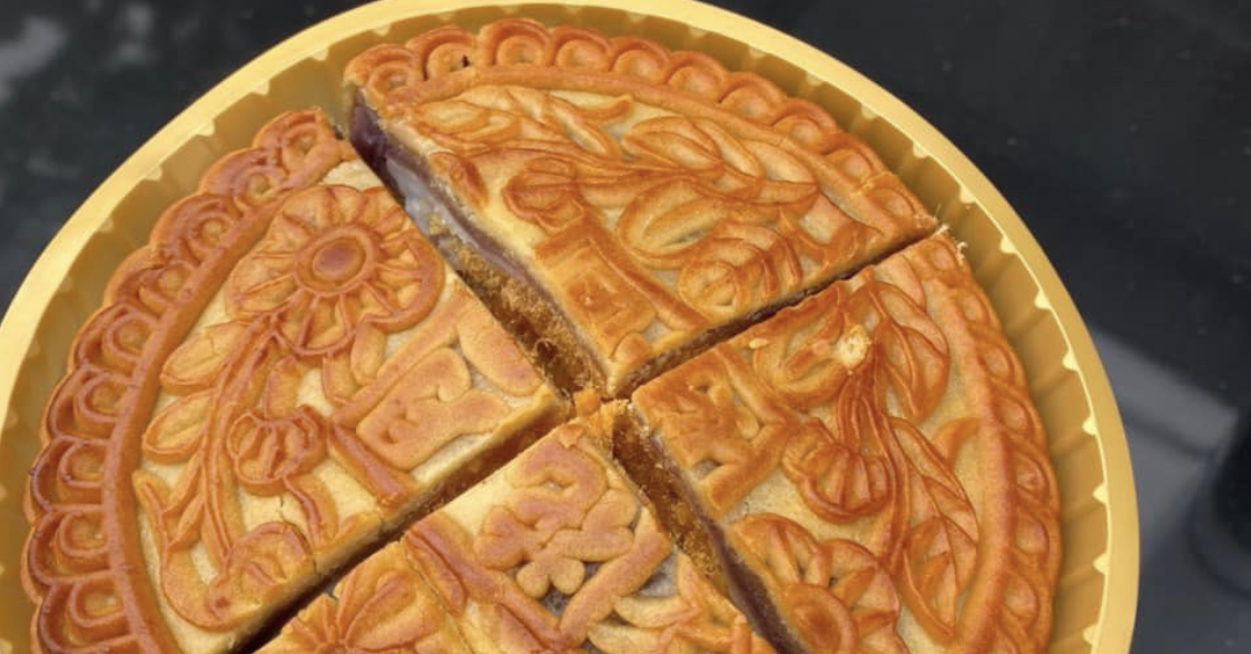 Một chiếc bánh trung thu bằng 2 bát phở, ai nên hạn chế?