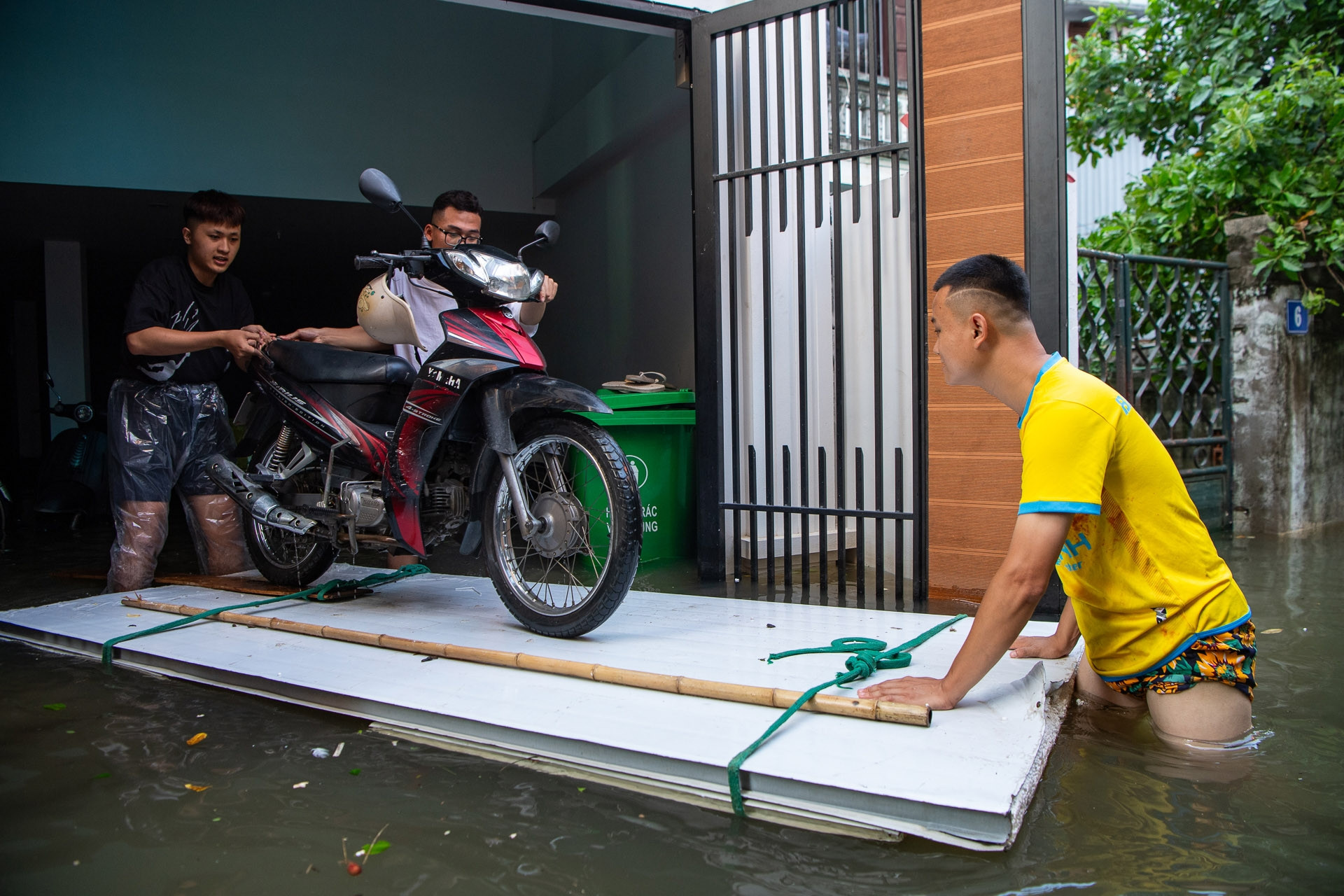 Một khu dân cư ở Hà Nội bị cô lập đã 4 ngày vì mưa lớn