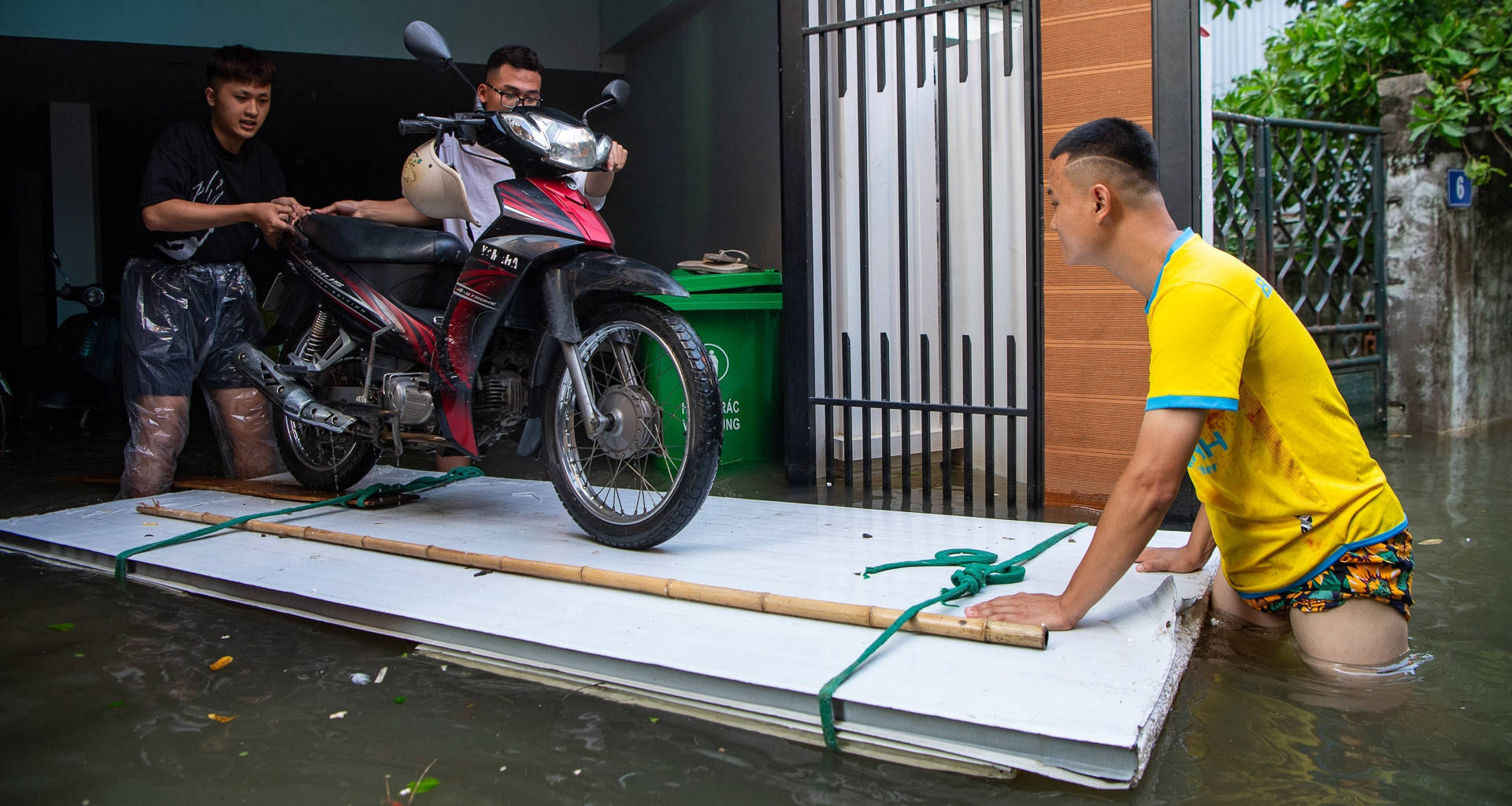 Một khu dân cư ở Hà Nội bị cô lập đã 4 ngày vì mưa lớn