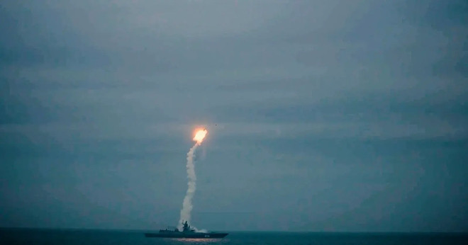 Nga phản ứng khi bị tố chĩa vũ khí vào tàu chiến của nước thành viên NATO