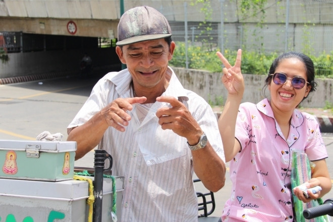 Người đàn ông ở TPHCM 42 năm bán kem ống leng keng, níu giữ ký ức bao thế hệ