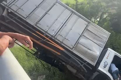 Ô tô biển số Hà Nội mất lái, tông gãy rào chắn rồi lao xuống sông