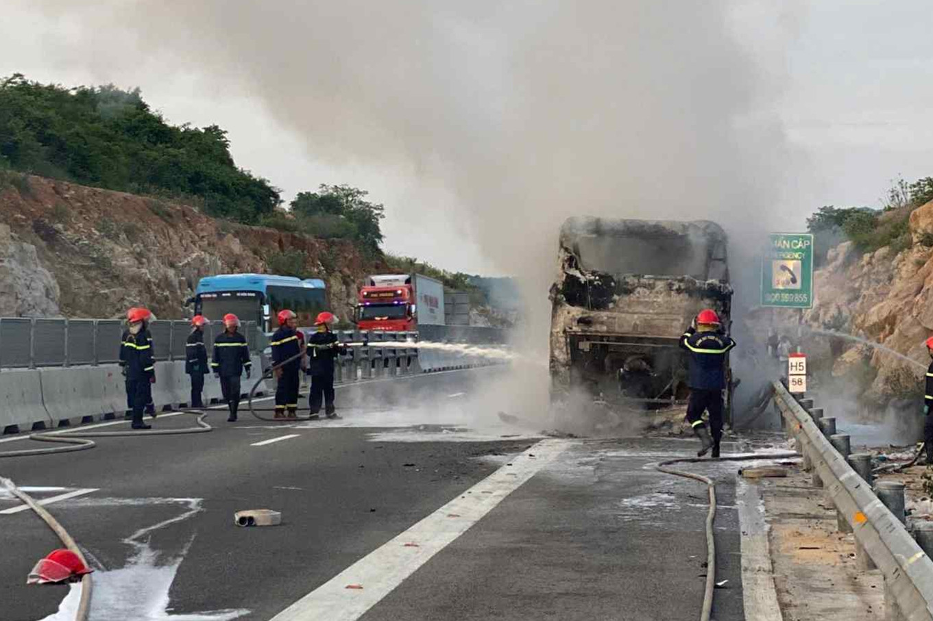 Ô tô chở 30 người bốc cháy, nam tài xế vội hô hoán hành khách thoát thân