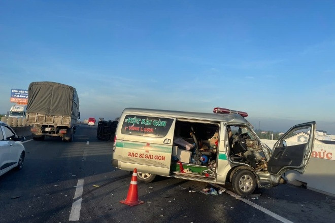 Va chạm trên cao tốc: Một ô tô lật ngang, một xe biến dạng