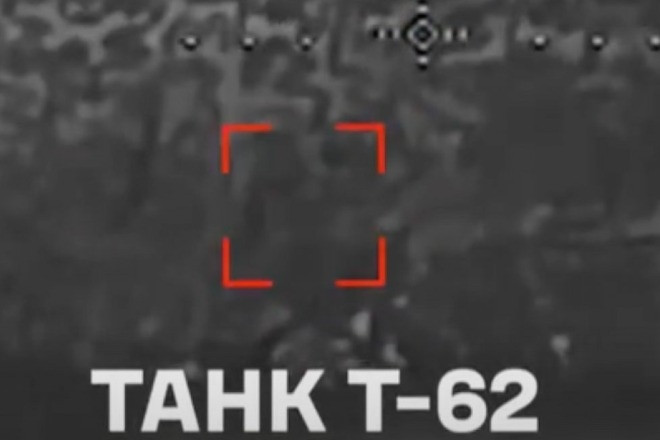 Video UAV Ukraine bắn cháy xe tăng T-62 và nhiều khí tài của Nga ở Kupiansk