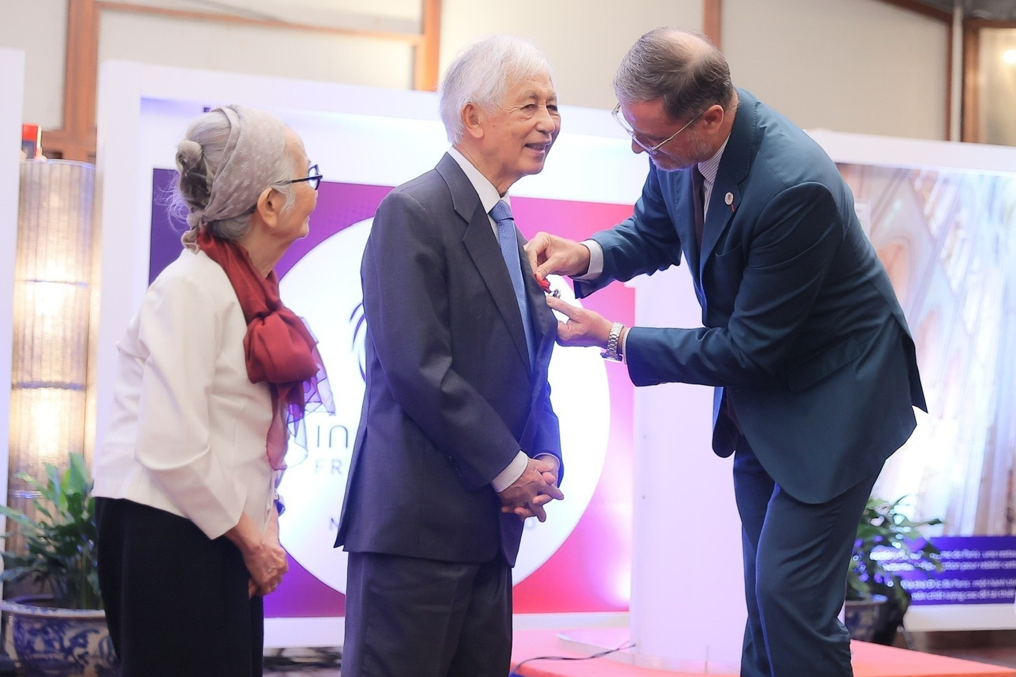 Vợ chồng GS Trần Thanh Vân được trao Huân chương Bắc đẩu Bội tinh bậc Sĩ quan