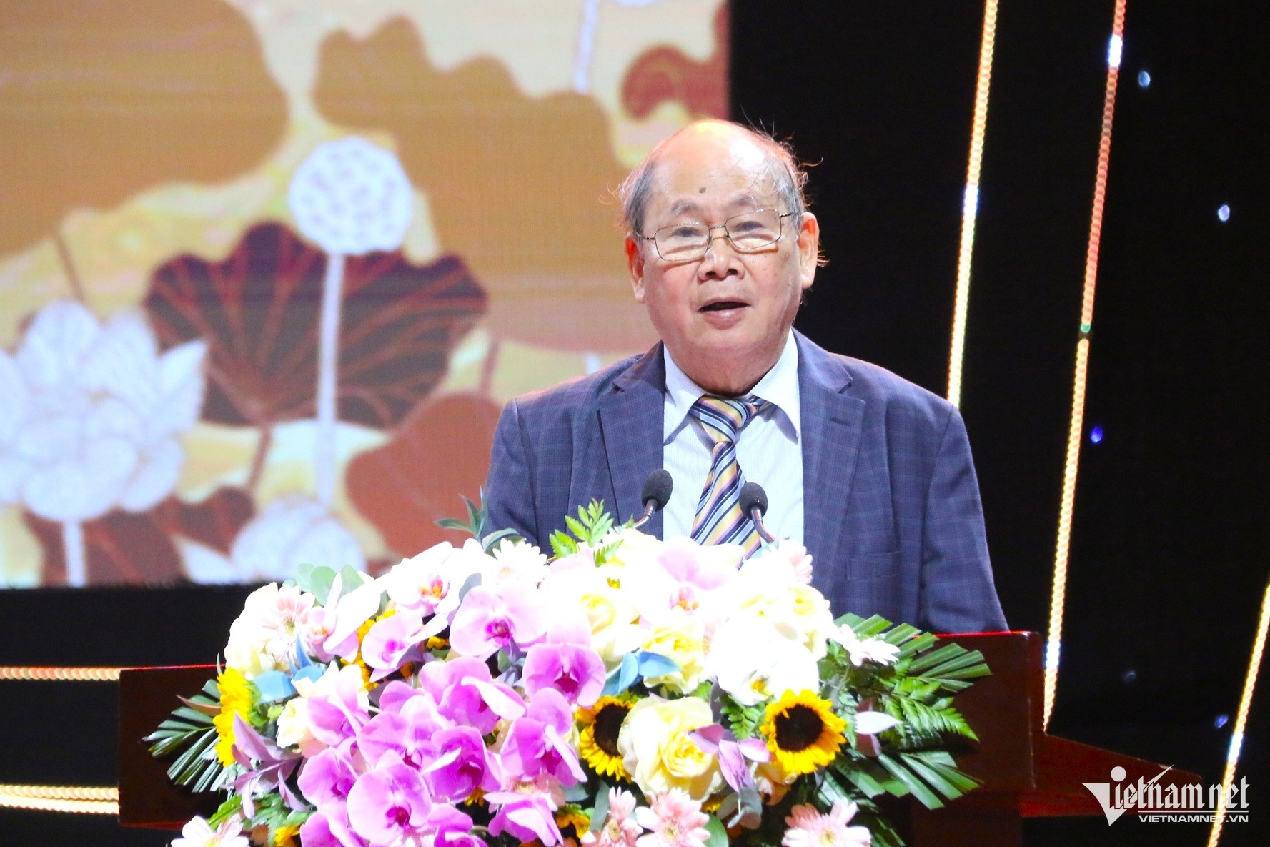 בית הספר התיכון W-Nguyen Vu Luong למחוננים במדעי הטבע.JPG.jpg