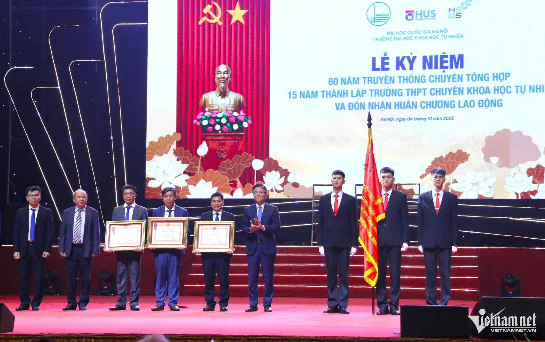 W-THPT Chuyên Khoa học Tự nhiên nhận Huân chương.JPG.jpg