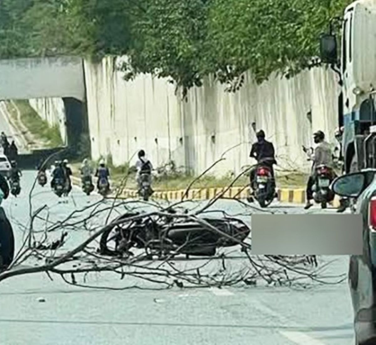 xe nguoc chieu dailo ThangLong.jpg