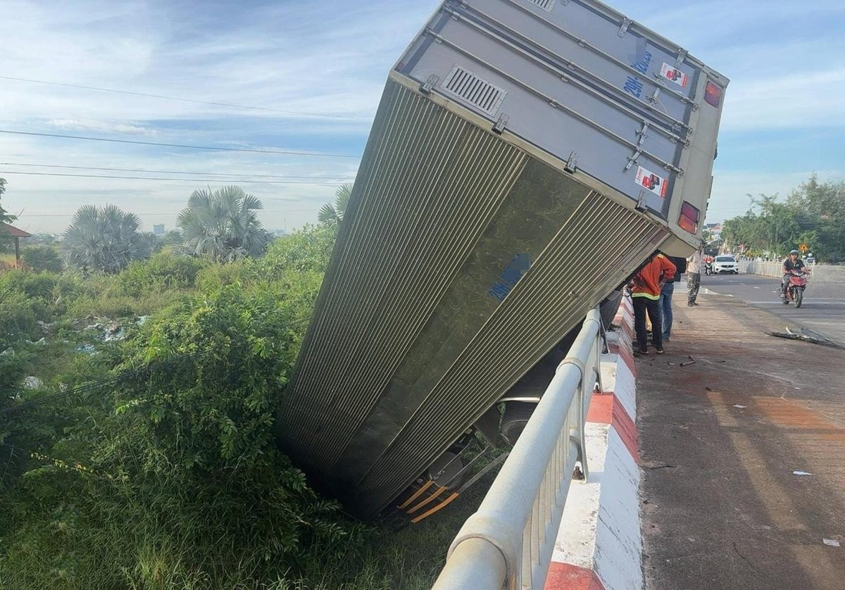 xe tai tong gay ho lan giua cau lao xuong song tren quoc lo 28 vnn 649.jpg