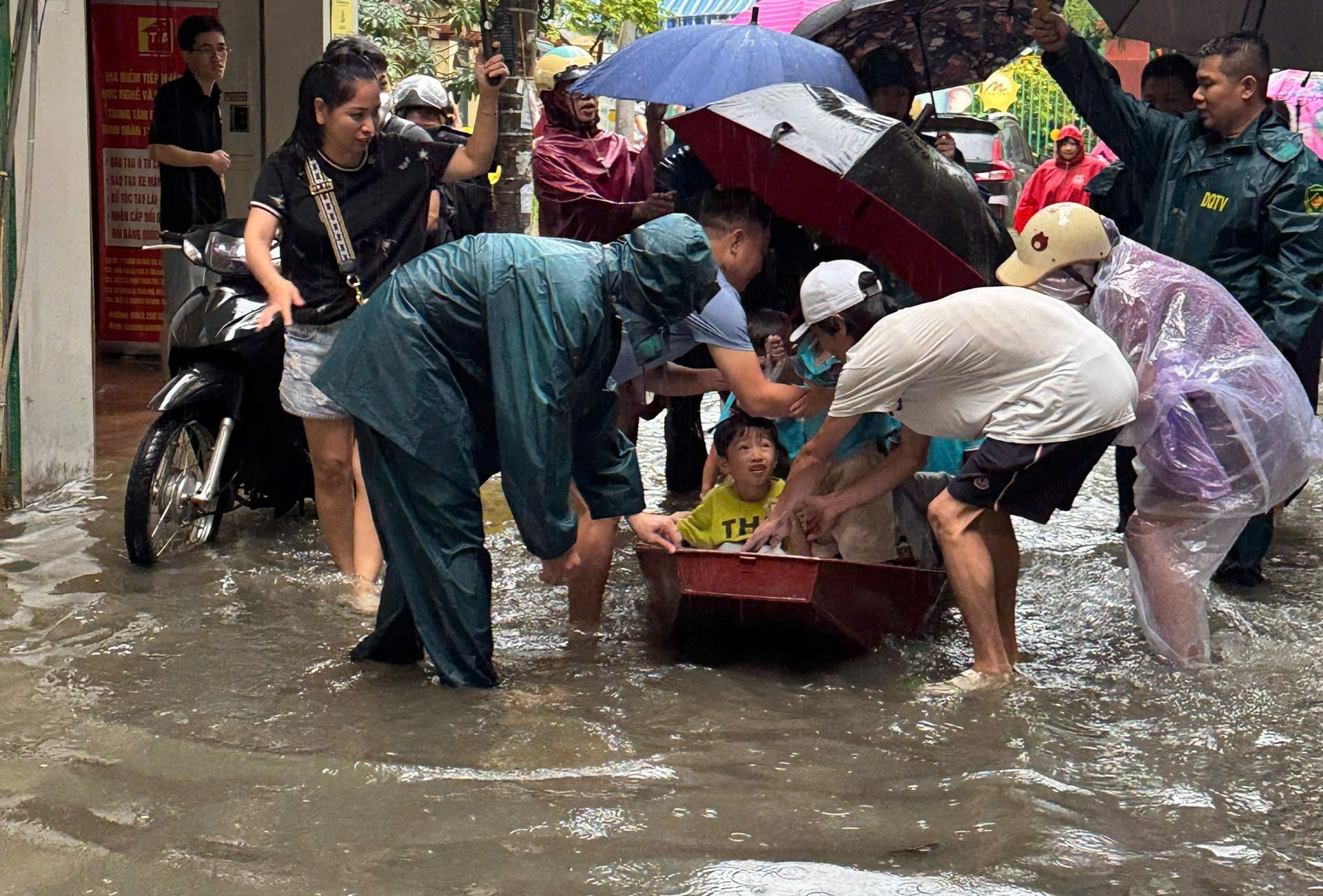 Hà Nội cho hơn 2,3 triệu học sinh nghỉ học ngày mai 6/10