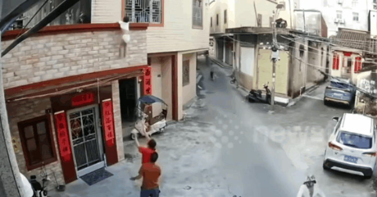 Bé trai 3 tuổi rơi từ ban công được hàng xóm cứu sống ngoạn mục