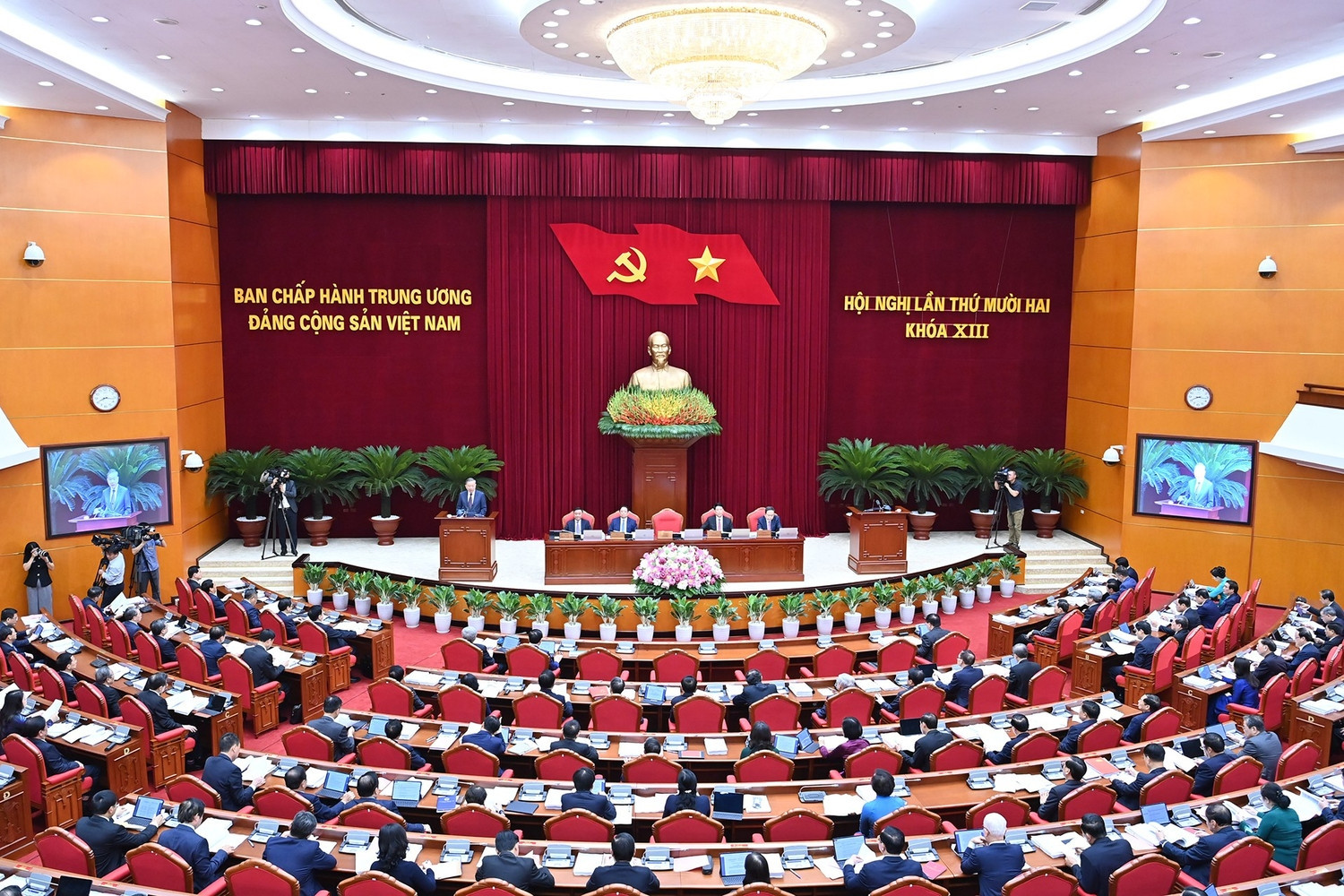 Bộ Chính trị, Ban Bí thư: Đánh giá, sử dụng cán bộ công tâm, 'có vào, có ra'