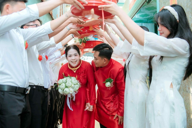 Cặp đôi nhà sát vách kết hôn sau 11 năm yêu, dựng chung rạp cưới, thuê chung MC