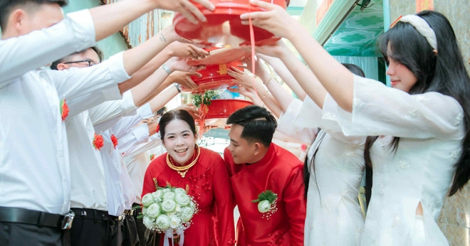 Cặp đôi nhà sát vách kết hôn sau 11 năm yêu, dựng chung rạp cưới, thuê chung MC