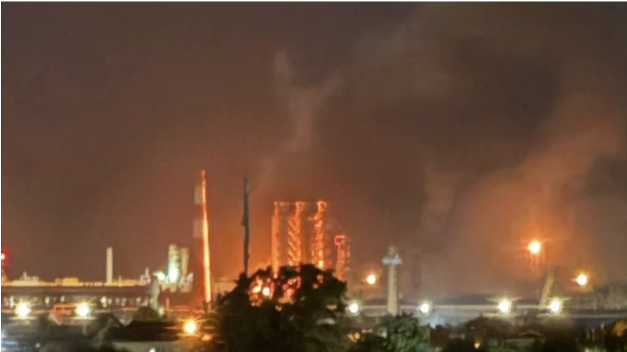 Cháy ở nhà máy lọc dầu của Nga. Ảnh: Pravda