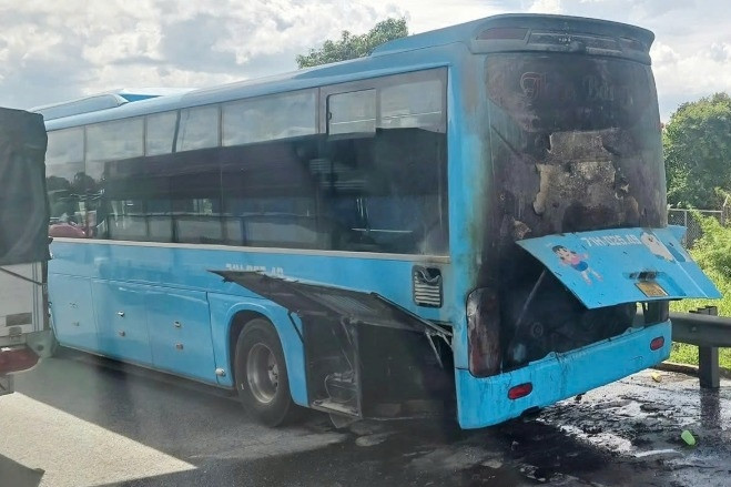 Cháy xe giường nằm trên cao tốc TPHCM - Trung Lương, hành khách hoảng loạn