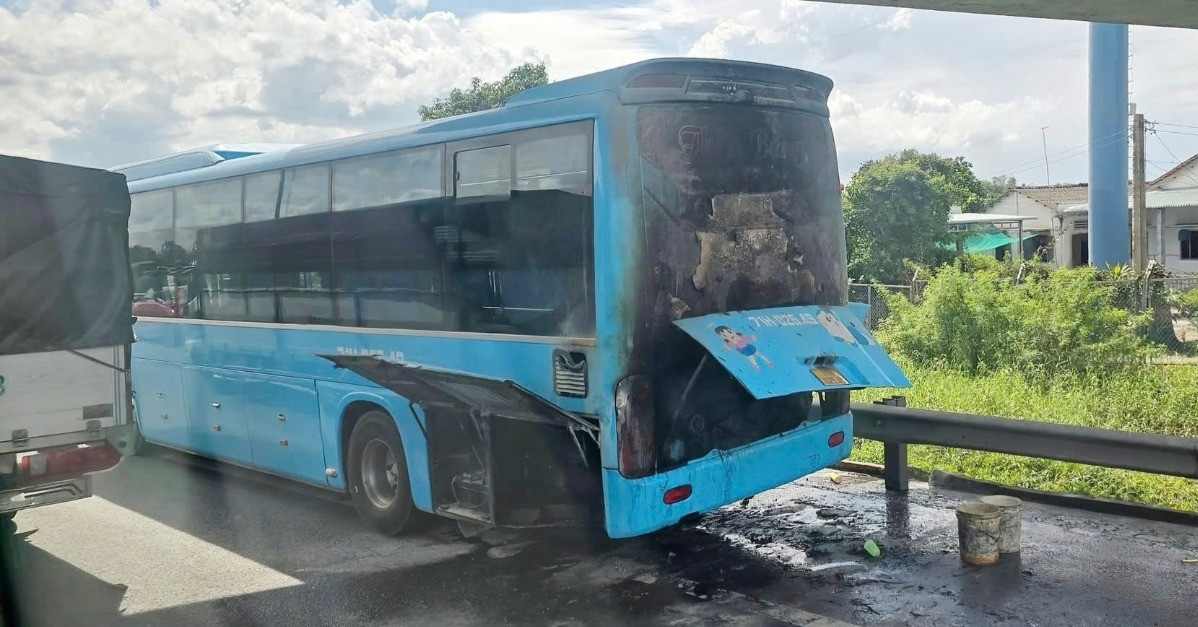 Cháy xe giường nằm trên cao tốc TPHCM - Trung Lương, hành khách hoảng loạn