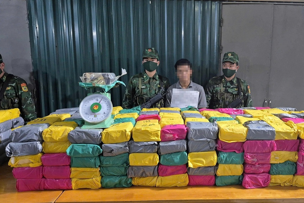 Clip bắt 2 đối tượng người Lào vận chuyển hàng chục bao tải chứa 500kg ma túy