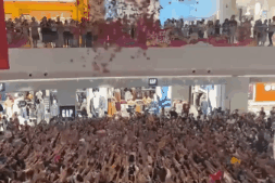 Đám đông chen lấn giành giật 'lì xì rỗng ruột' ở trung tâm thương mại