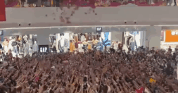 Đám đông chen lấn giành giật &amp;apos;lì xì rỗng ruột&amp;apos; ở trung tâm thương mại