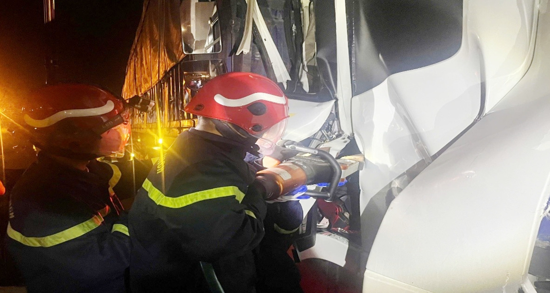 Giải cứu 2 người mắc kẹt trong cabin xe sau tai nạn trên cao tốc TPHCM - Dầu Giây