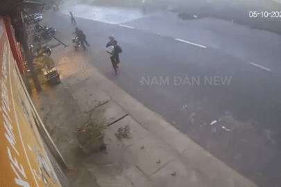 Giông lốc làm sập hàng loạt ngôi nhà, mái tôn bay tứ tung ở Nghệ An