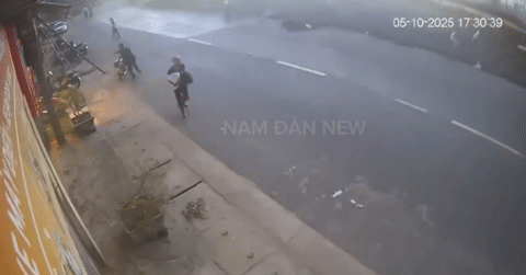 Giông lốc làm sập hàng loạt ngôi nhà, mái tôn bay bay tứ tung ở Nghệ An