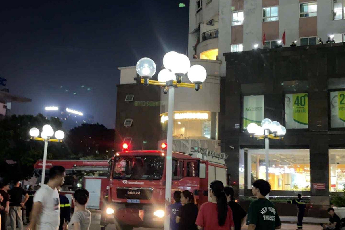 Hà Nội: Phát hiện thi thể nam giới nằm bất thường ở hiên tầng cao tòa nhà