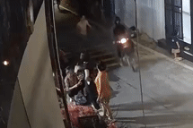 Hai mẹ con bị hành hung giữa đường, nạn nhân mang bầu 7 tuần phải nhập viện