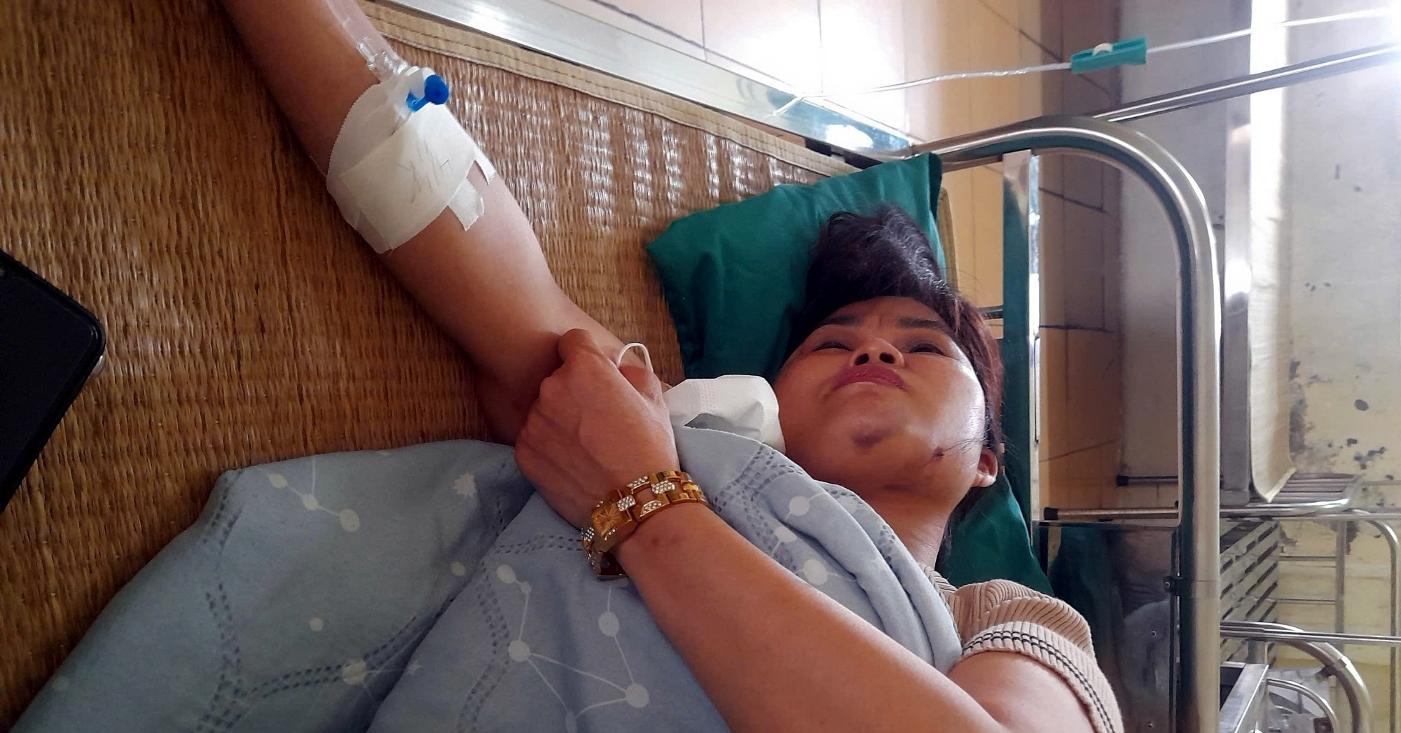 Hai mẹ con bị hành hung giữa đường, nạn nhân mang bầu 7 tuần phải nhập viện