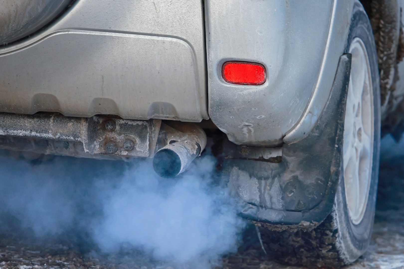 khi thai o to mau xanh.webp