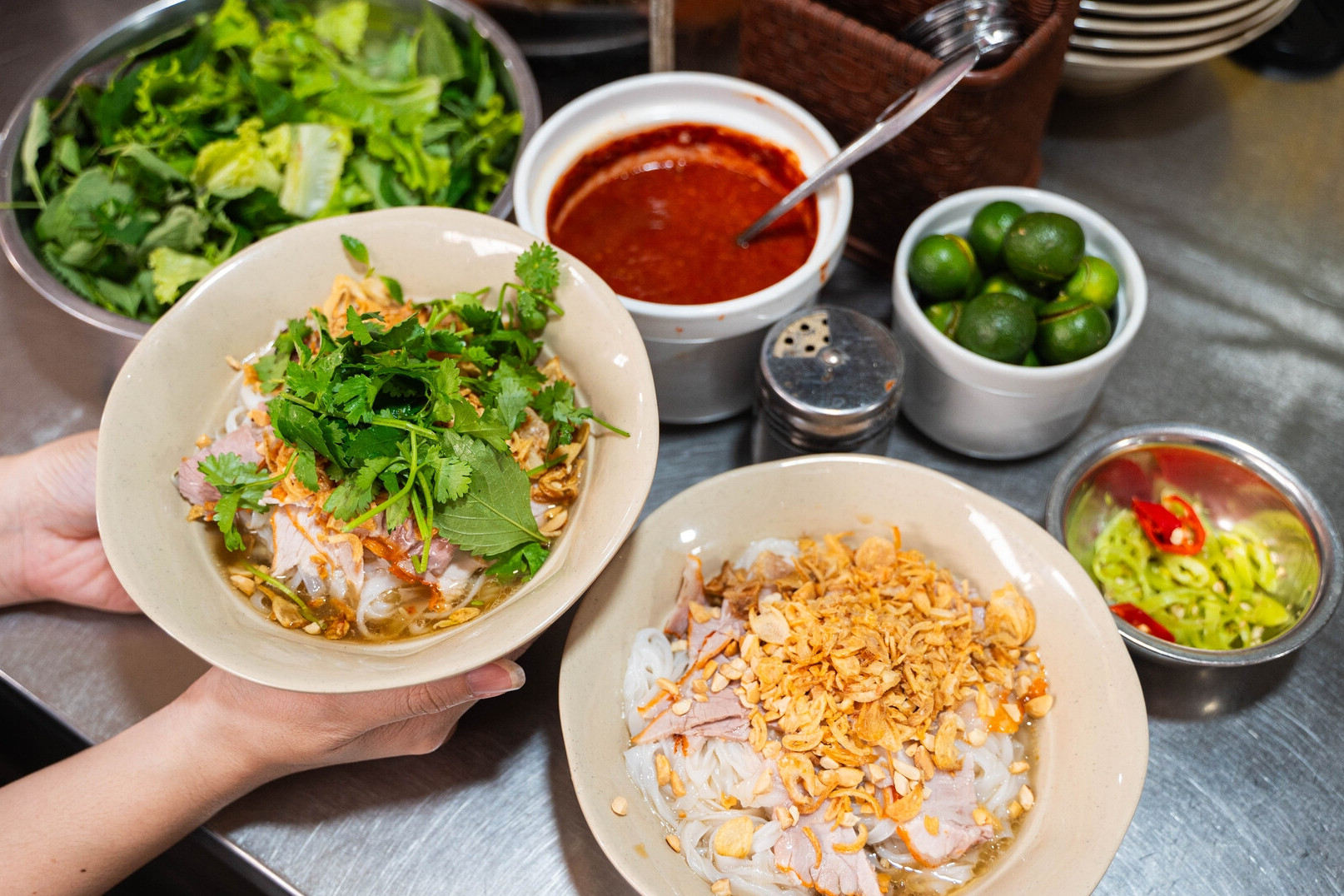 Món phở nửa Nam nửa Bắc ở ngõ nổi tiếng Hà Nội, 45 năm đông khách