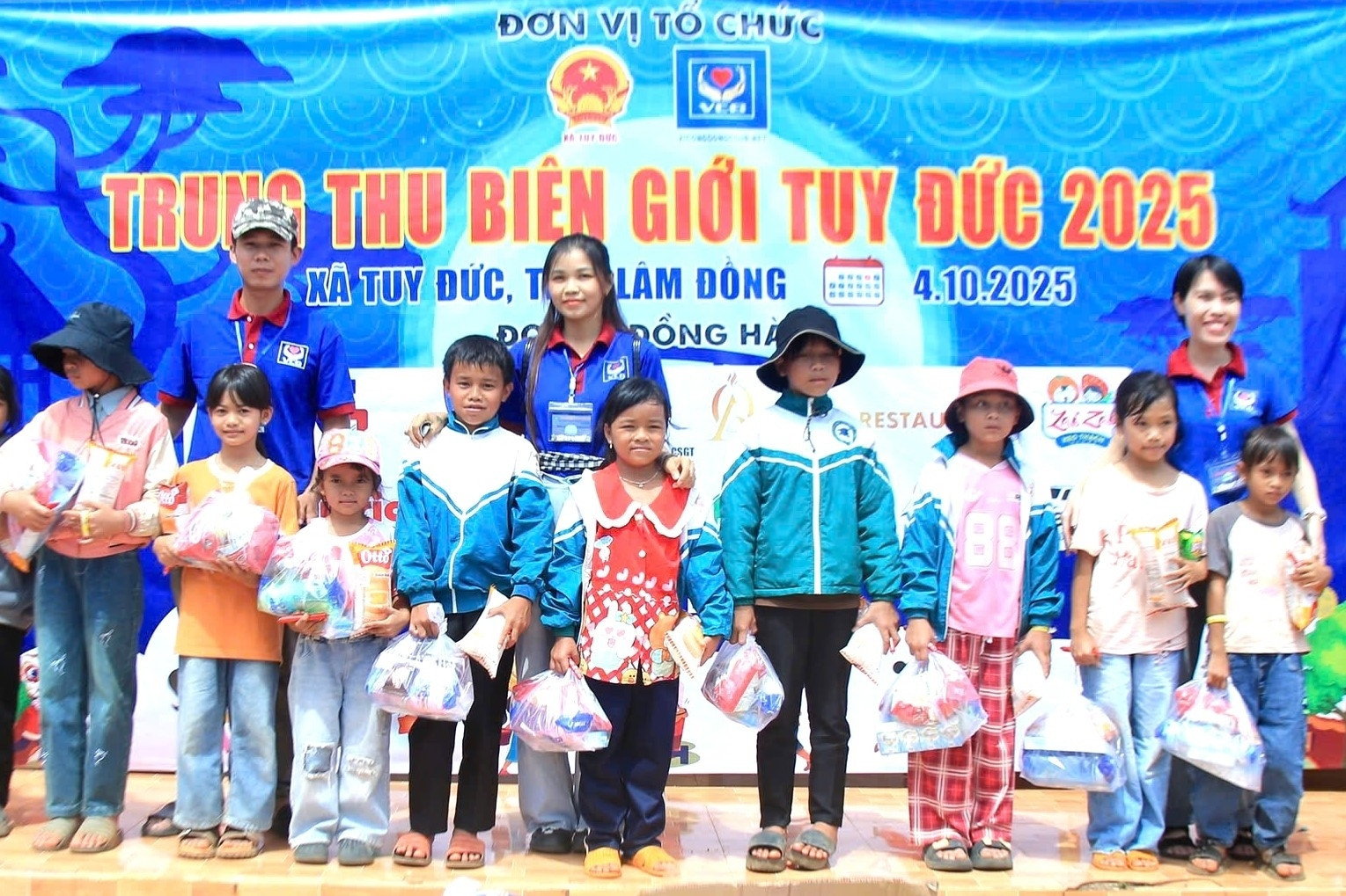 Nhiều phần quà trung thu đến với trẻ em vùng biên giới Lâm Đồng