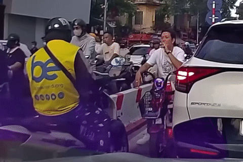 Nóng trên đường: Xe máy đi ngược chiều còn thái độ ngông nghênh gây bức xúc