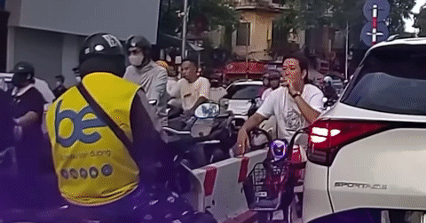 Nóng trên đường: Xe máy đi ngược chiều còn thái độ ngông nghênh gây bức xúc