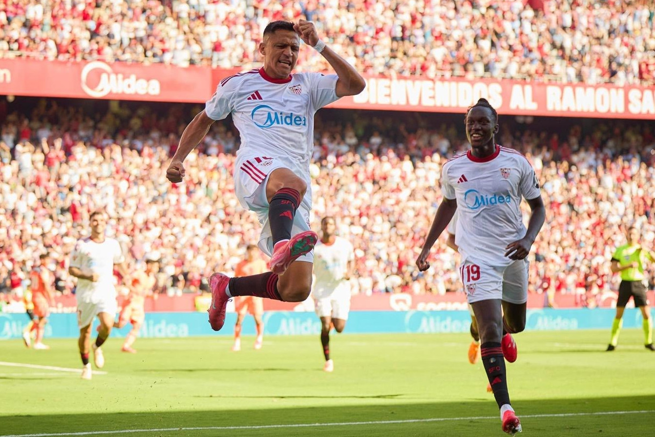 Rashford ghi bàn, Lewandowski đá hỏng 11m khiến Barca thua sốc