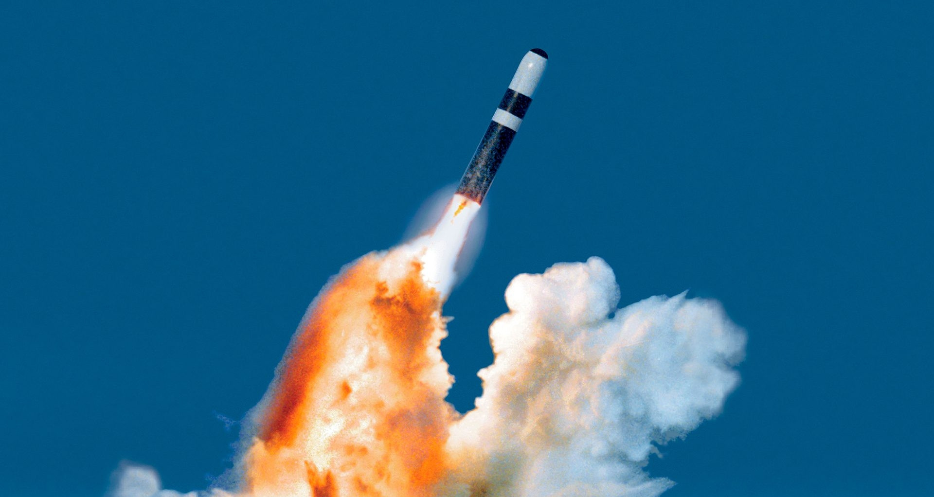 Tên lửa Trident II D5 tầm bắn 12.000km, tốc độ ...
