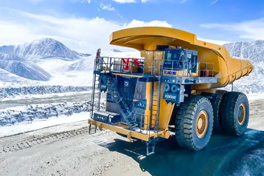 Trung Quốc trình làng siêu xe tải 240 tấn chạy bằng điện