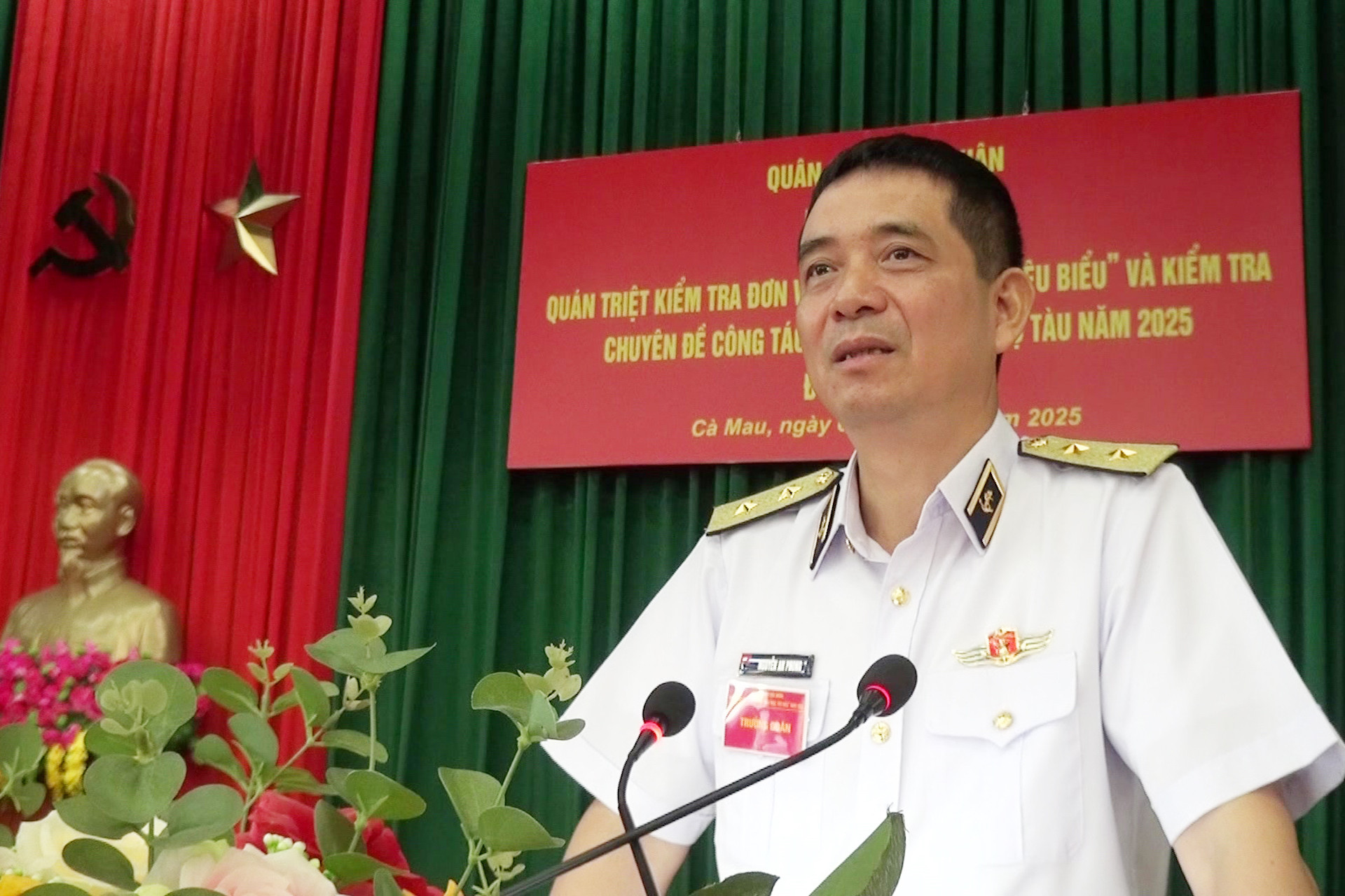 1. Vizeadmiral Nguyen An Phong versteht den Inspektionsinhalt gründlich.jpg