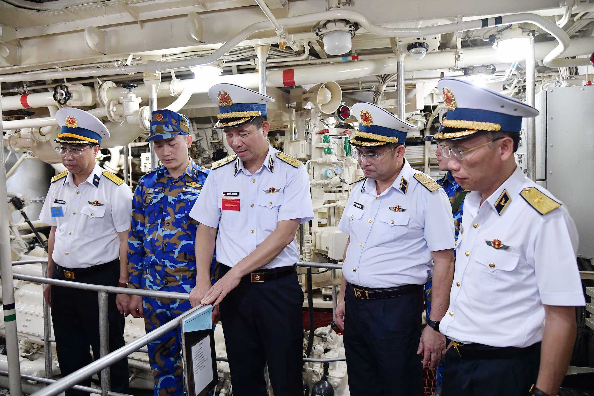 3. Der Politkommissar der Marine überprüft die Disziplin und Regelmäßigkeit des technischen Sektors auf Schiff 263, Geschwader 515, Brigade 175.JPG