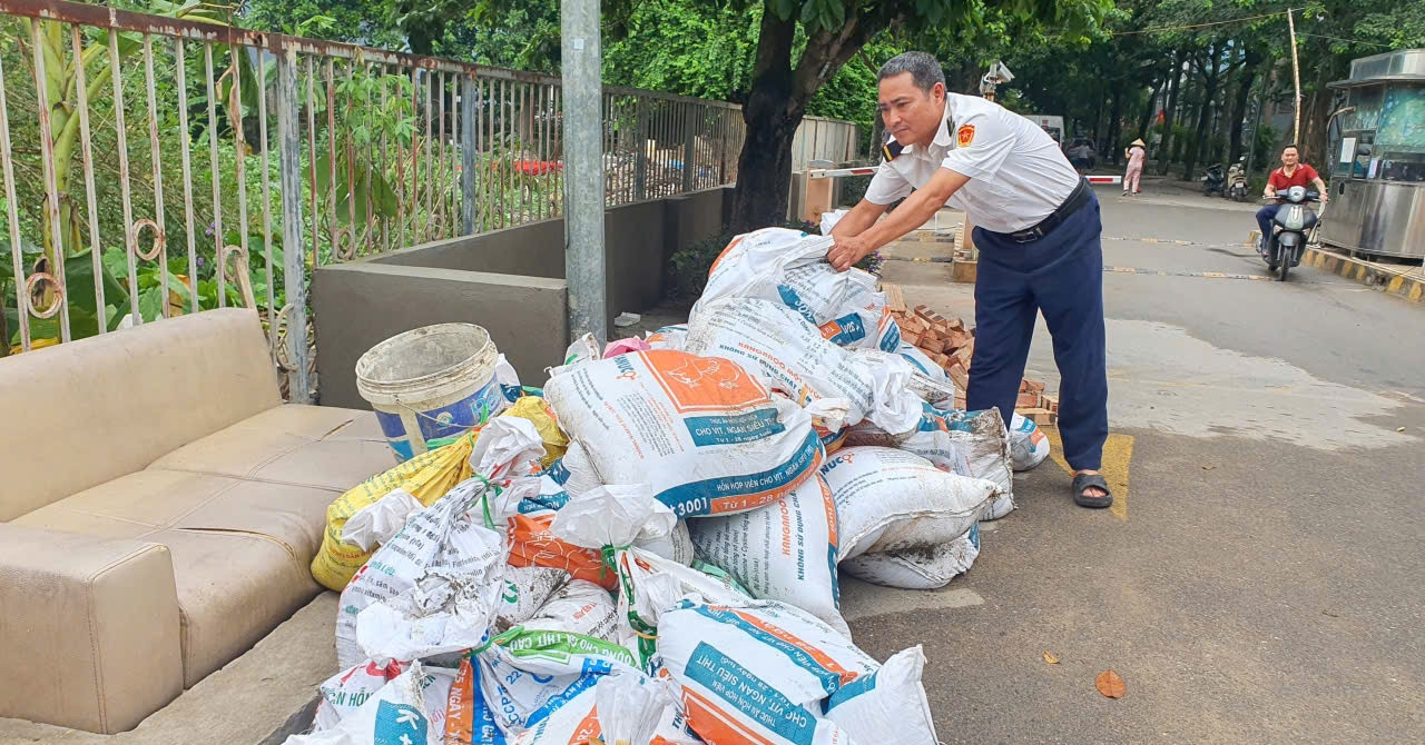 Ám ảnh 2 lần ngập lụt liên tiếp, người dân Hà Nội đắp đập, dựng tường chắn nước