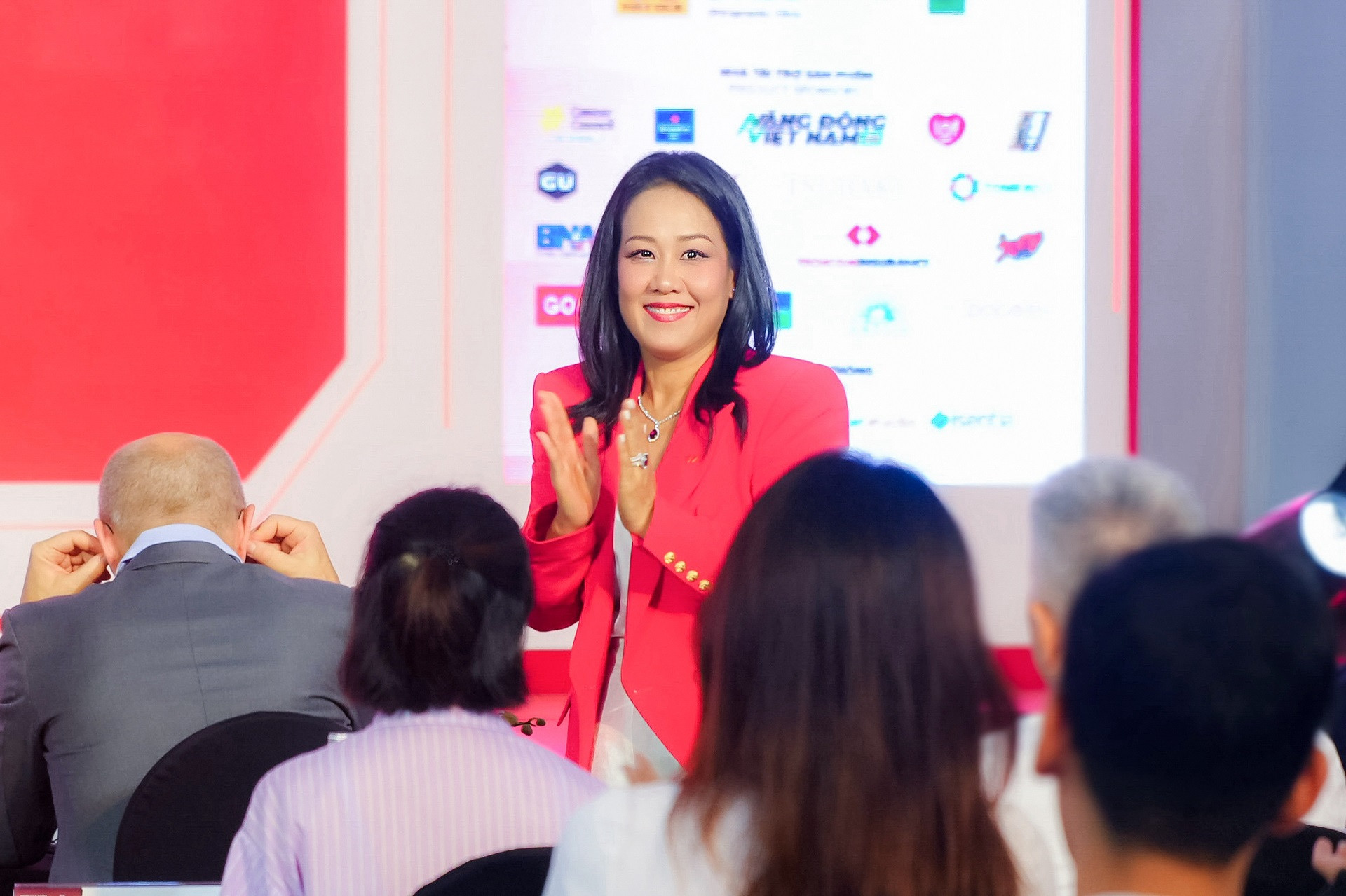 លោកស្រី Thai Minh Diem Tu នាយកផ្នែកទីផ្សារ Techcombank ក្នុងព្រឹត្តិការណ៍ (1).JPG