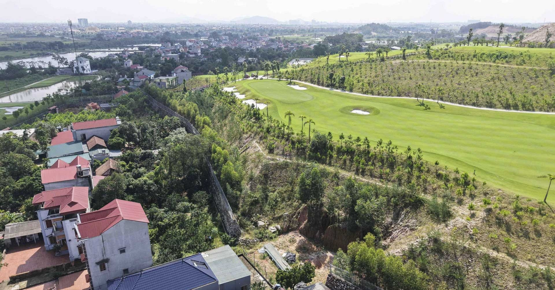 Bắc Ninh yêu cầu xử lý vụ nước từ sân golf đổ tràn vào nhà dân