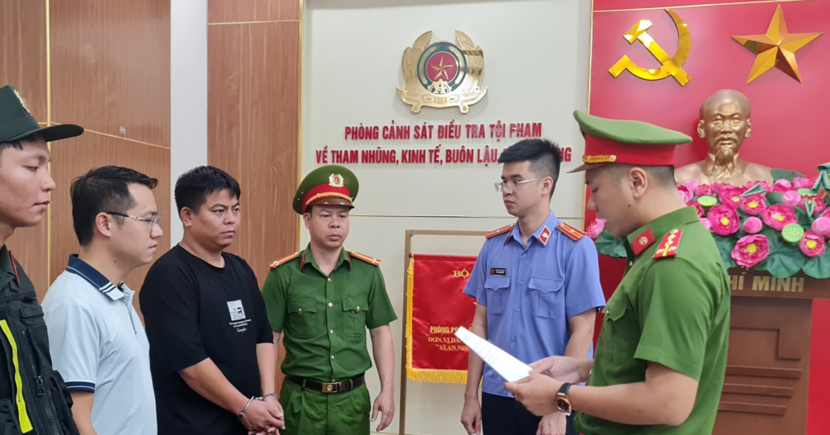 Bắt tay với đối tượng người Trung Quốc, trà trộn hàng lậu quy mô &amp;apos;khủng&amp;apos;