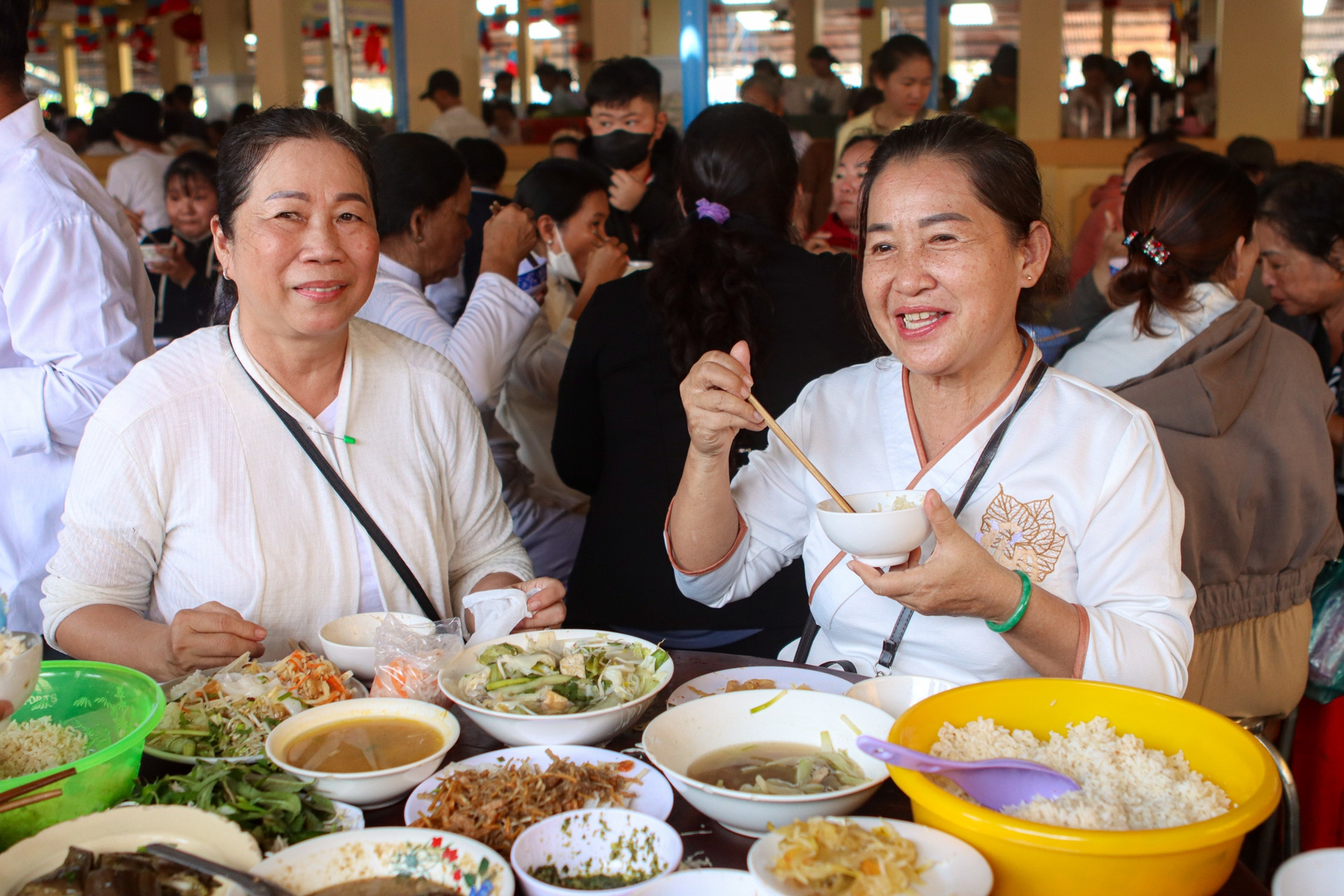 Bếp chay Tòa thánh Tây Ninh đỏ lửa, nấu 10 tấn gạo phục vụ Hội yến Diêu Trì Cung