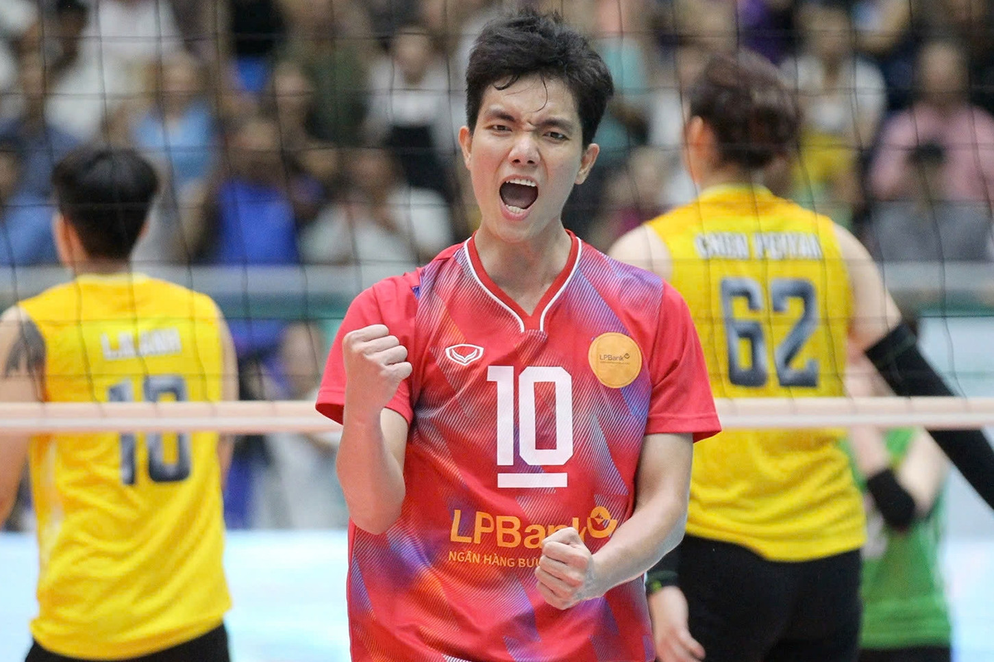 Bích Tuyền làm... săn sóc viên tại giải bóng chuyền VĐQG