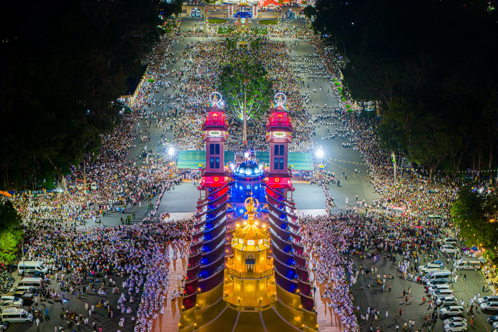 Biển người dự Đại lễ Hội yến Diêu Trì Cung của đạo Cao Đài