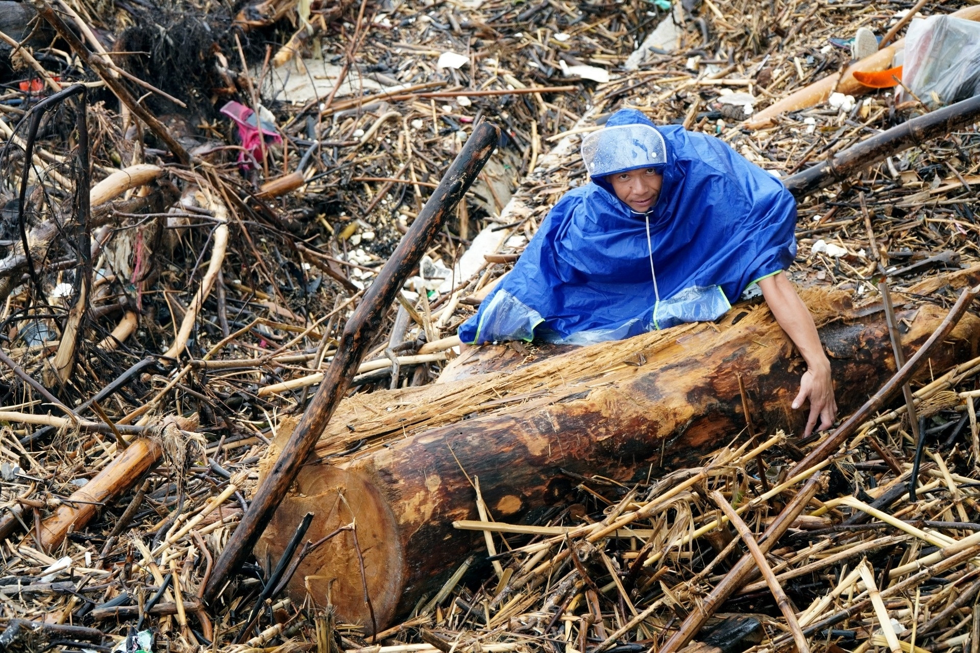 Cảnh tượng bất ngờ ở bãi biển Thanh Hóa sau bão Bualoi